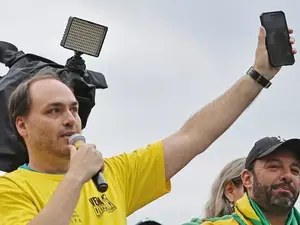 Carlos Bolsonaro foi eleito senador em Santa Catarina, superando o racha bolsonarista. É um indicativo de que a base de…