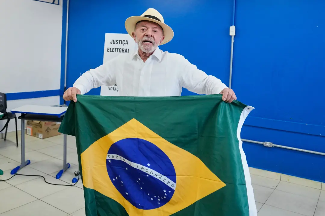 Lula em São Bernardo do Campo, durante o primeiro turno das eleições 2026, não jogou a bandeira do Brasil no chão. O ví…