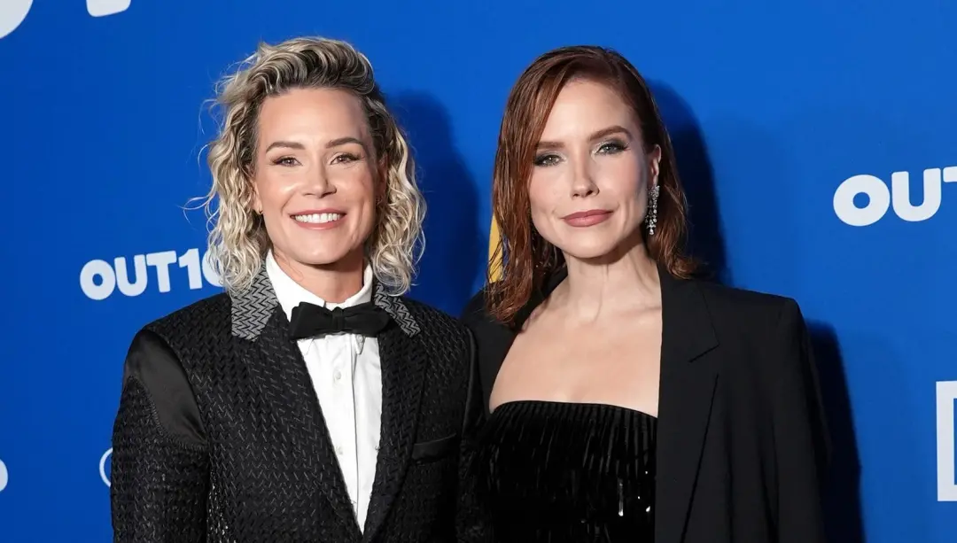 Ashlyn Harris e Sophia Bush mantiveram o casamento secreto por mais de um ano. Guardar um momento assim mostra o peso d…