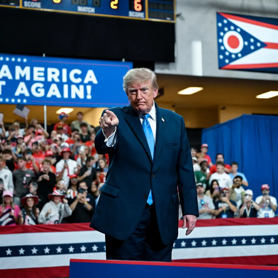 Trump continua apoiando candidatos republicanos numa temporada difícil. A campanha dele segue o padrão, mas as multidõe…