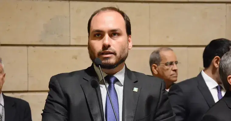 Duas vagas no Senado de Santa Catarina foram conquistadas por Carol de Toni e Carlos Bolsonaro, ambos do PL. A união fo…
