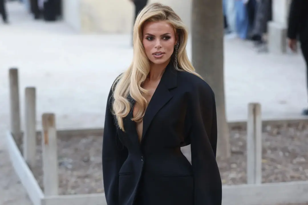 Brooks Nader apareceu na Semana de Moda de Paris no desfile da Mugler usando um terno preto decotado, sem sutiã. Achei …