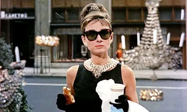 Breakfast At Tiffany's, filme icônico, celebra 65 anos e revela bastidores de brigas no set. A história mostra como a a…