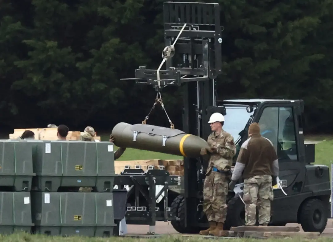 Doze bombardeiros B-1 dos Estados Unidos foram retirados às pressas de base na Inglaterra após receberem novas ameaças …