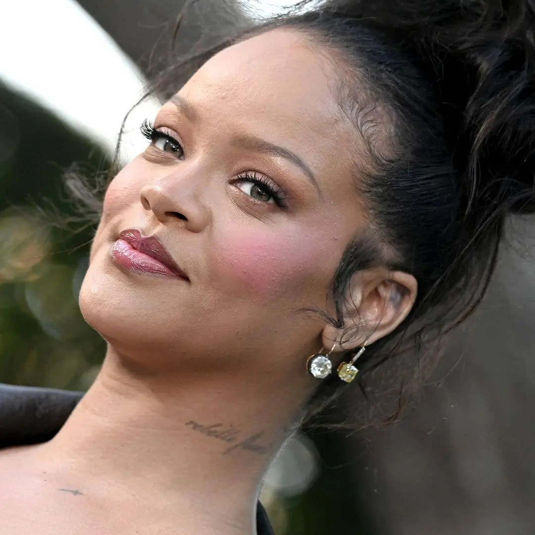 Rihanna teve uma reação de uma palavra depois que EJ Johnson criticou sua suposta chegada atrasada no desfile de Moda d…