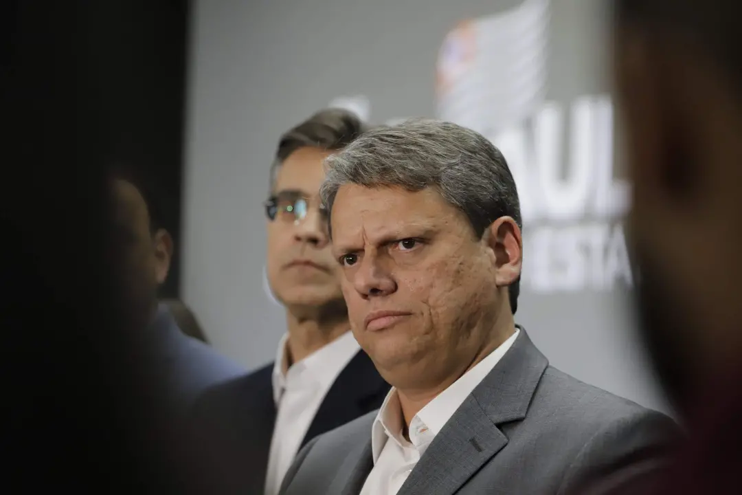 Tarcísio de Freitas foi reeleito em São Paulo, garantindo quatro anos de governo em primeiro turno. A gestão dele tem 4…