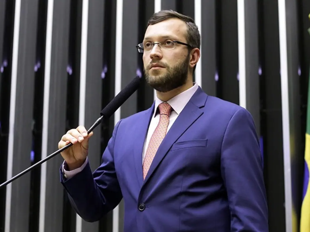 No Paraná, Filipe Barros eleito com 90,35% da seção apurada. A disputa pelo Senado mostra a força das bases, mas o resu…
