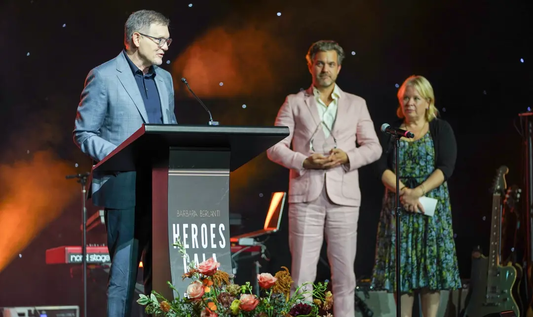 James Van Der Beek foi lembrado no Heroes Gala de Greg Berlanti, evento que homenageia Katherine LaNasa. É um momento p…