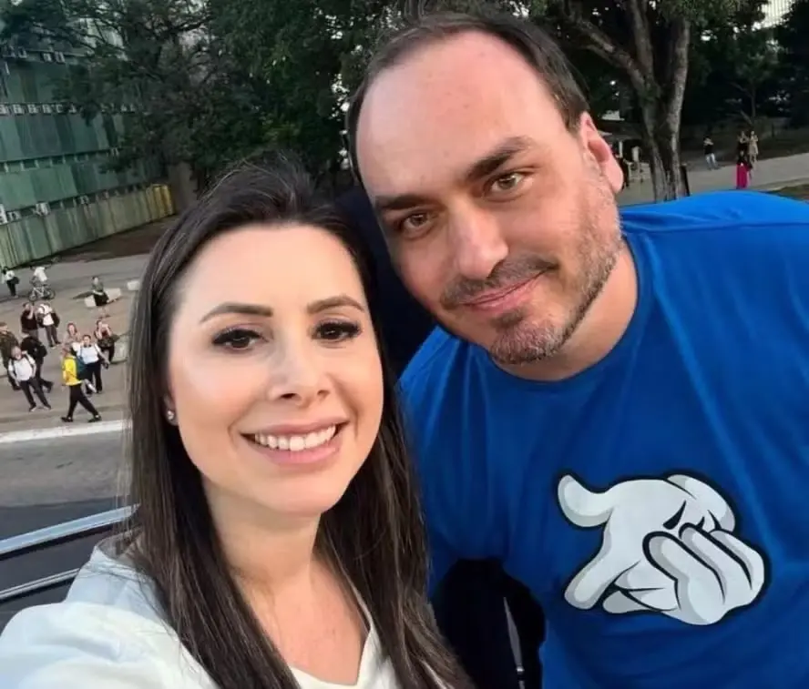 Carol de Toni e Carlos Bolsonaro foram eleitos senadores por Santa Catarina, com Carol liderando com 2,24 milhões de vo…