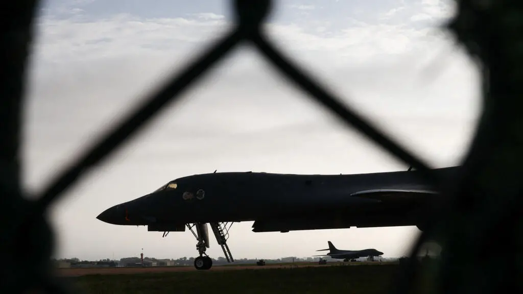 RAF Fairford, todo os bombardeiros B-1 americanos retornaram para casa após um incidente de segurança. Acontece que tev…