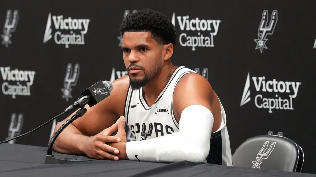 Tobias Harris, recém-contratado pelos Spurs, sofreu uma distensão na panturrilha durante o treino de acampamento. A les…