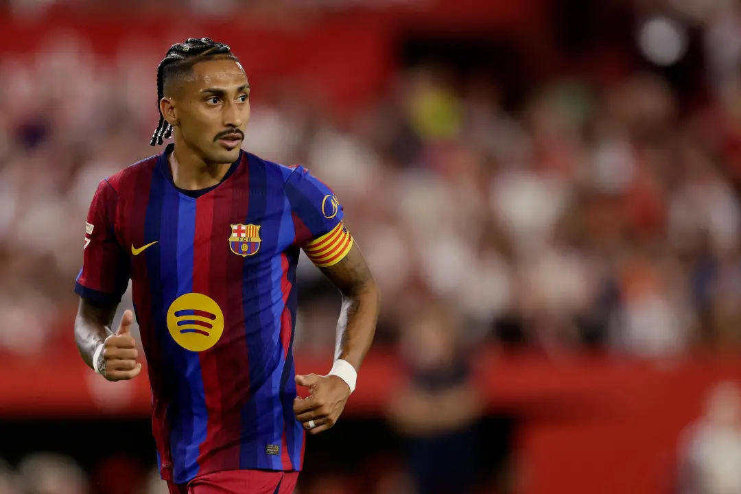 Raphinha, jogador brasileiro, tá afastado de Barcelona e o time precisa de um plano B para os jogos importantes. Dúvida…
