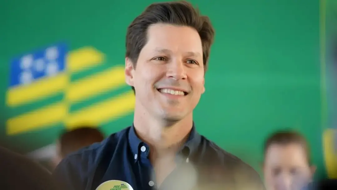 Daniel Vilela foi reeleito governador de Goiás com 58,82% dos votos válidos. Essa permanência até 2030 mostra que o ele…