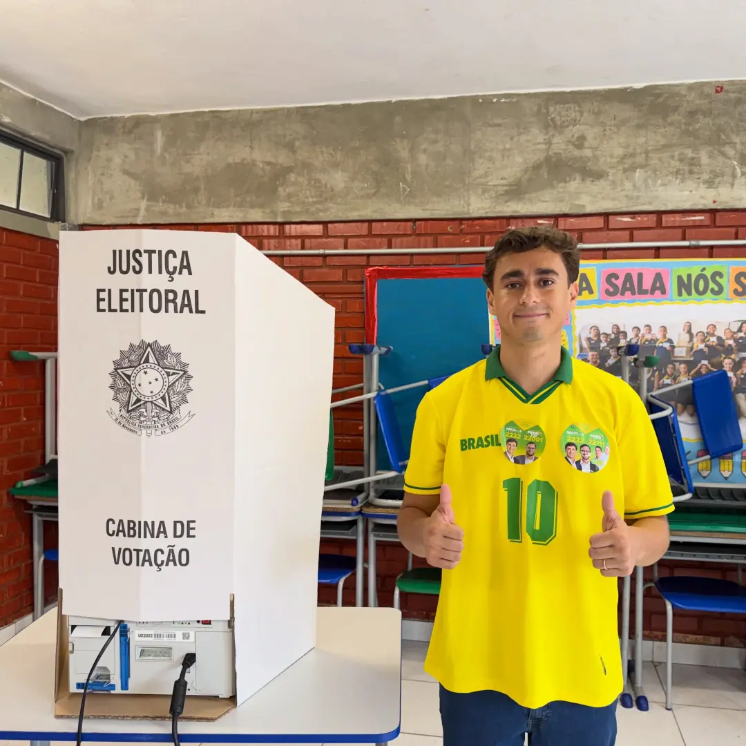 Nikolas Ferreira com mais de 2 milhões de votos, mais de 61% das urnas apuradas em Minas Gerais. A votação mostra um fo…