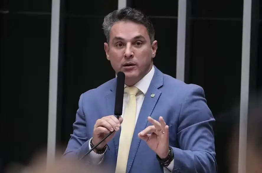 Luciano Zucco foi eleito governador do Rio Grande do Sul em 2026, sem precisar de segundo turno. A vitória encerra a di…