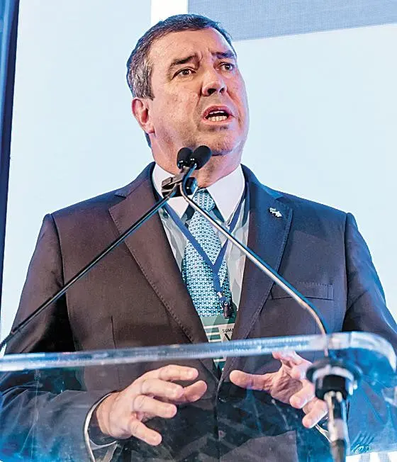 Eduardo Riedel foi reeleito governador do Mato Grosso do Sul com mais de 90% das urnas apuradas, garantindo 67,24% dos …