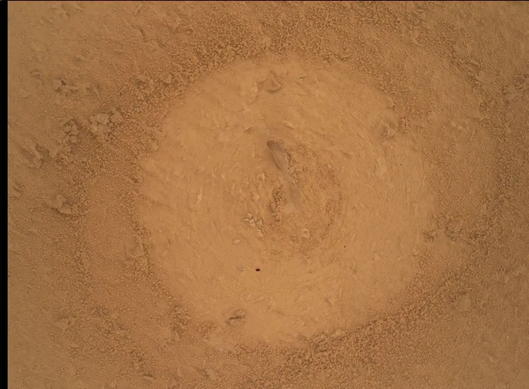 Sols 5022 a 5028, o rover Curiosity tirou uma imagem do local de perfuração dos Lagos Bascos usando a câmera MAHLI em 2…