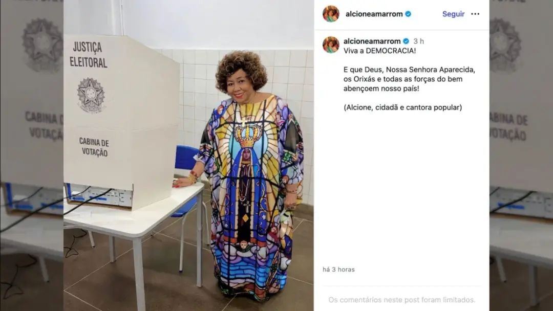 Alcione votou usando um vestido estampado com Nossa Senhora Aparecida. A referência ao símbolo religioso surgiu em meio…