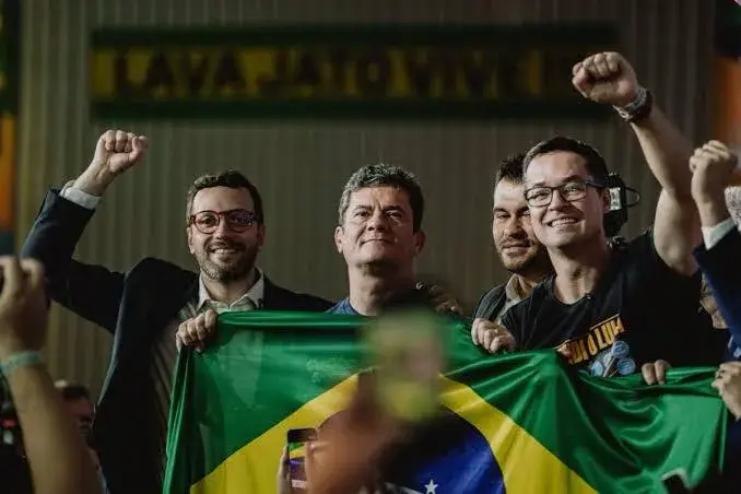 Paraná elege Filipe Barros e Deltan Dallagnol para o Senado, com Barros levando 2,9 milhões de votos. A divisão de dire…