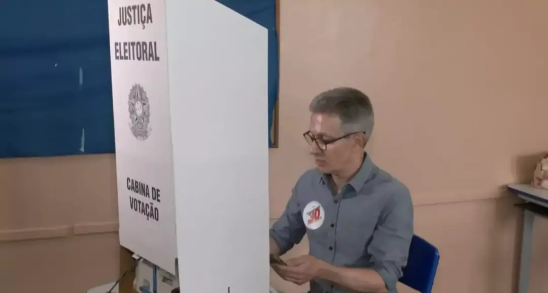 TRE-MG vai apurar o uso de celular do candidato Romeu Zema na cabine de Araxá durante a votação. É irregular e fere o s…
