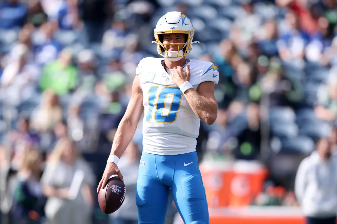 Justin Herbert e Sam Darnold fizeram história com interceptações no primeiro lance contra os Chargers no Lumen Field. É…