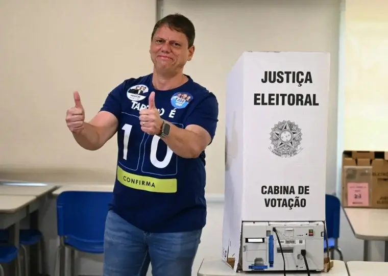 Tarcísio de Freitas aguarda pronunciamento com apoiadores na zona sul de São Paulo. A expectativa é de reeleição em pri…