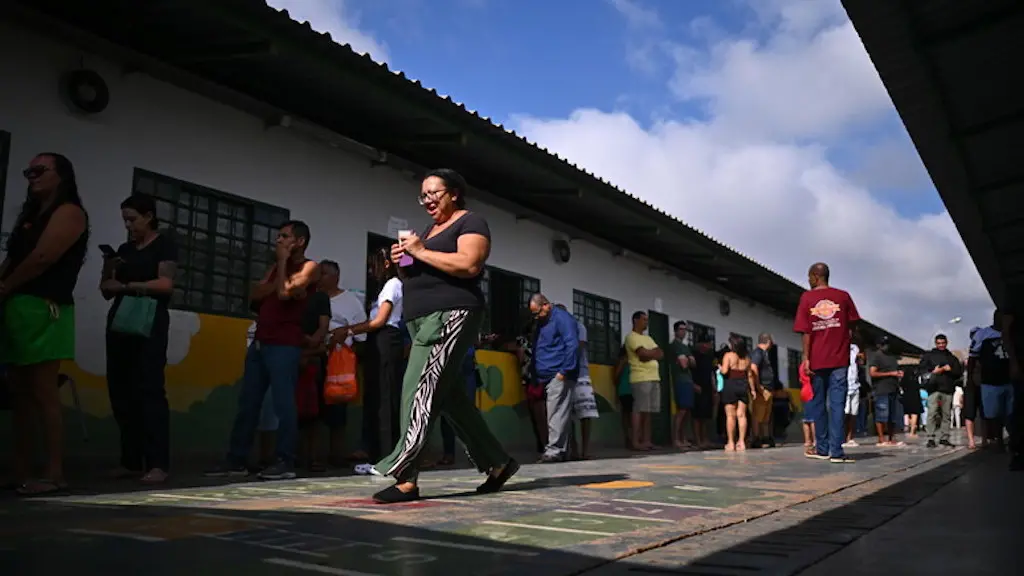 Flávio Bolsonaro começou a apuração com 49,17% dos votos, enquanto Lula tinha 42,18% nas primeiras 1,51% das urnas apur…
