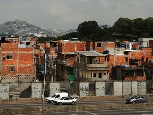 Maré, Rio, um eleitor enfrentou quatro horas de fila e caminhada longa. Essa situação mostra falha na organização do pr…