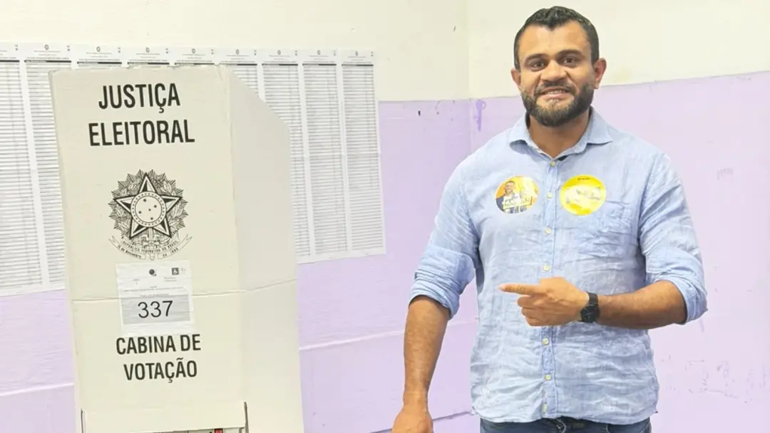 Delegado Huggo Missão votou no Colégio Padre José Nilson, em Fortaleza, nesse domingo. É um movimento que marca presenç…