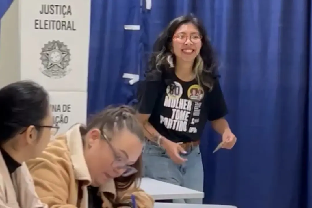 Tayná Miessa, candidata ao governo do Paraná, votou no Colégio Estadual José Busnardo, em Curitiba. A gente observa a r…