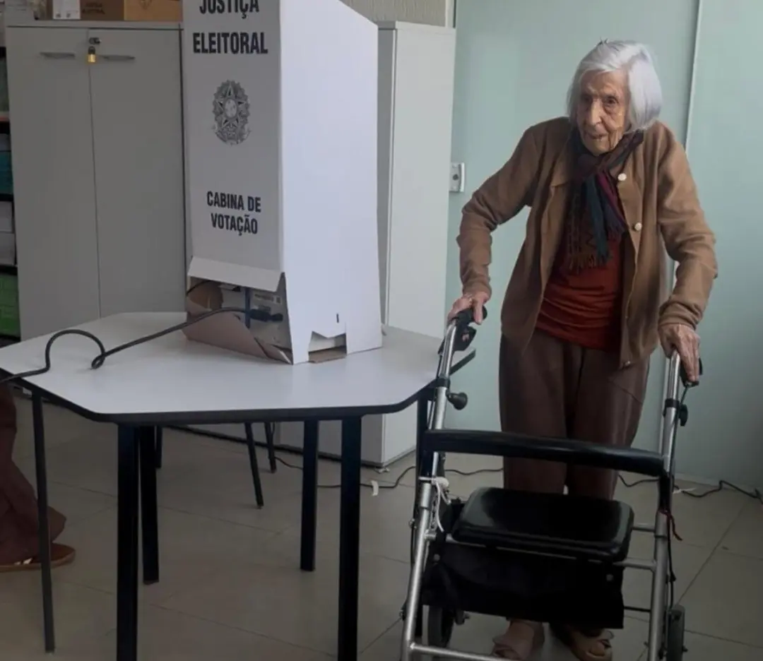 Eny Villela Braga, idosa de 100 anos, votou no Colégio Santos Dumont, em Volta Redonda. É um gesto de persistência, lem…