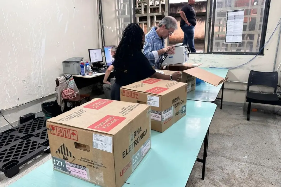 Primeiras urnas chegando na zona eleitoral 127 de São José dos Campos. A apuração vai mostrar como cada cidade do Vale …