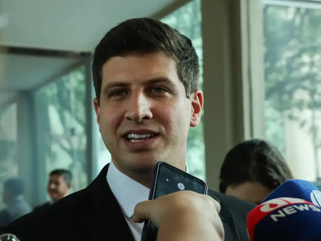 João Campos chegou no Hotel Luzeiros, em Recife, domingo, pra acompanhar a apuração dos votos. É um sentimento de anima…