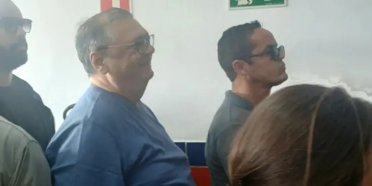 Flávio Dino votou no Maranhão domingo no colégio Dr. Clarindo Santiago com segurança. Ele disse que como juiz nao pode …
