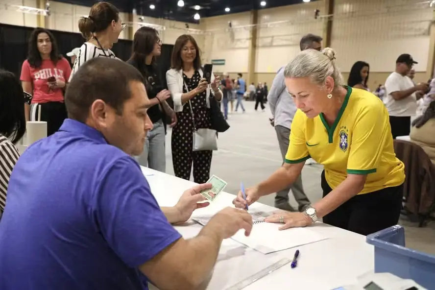 Lula lidera a apuração no exterior com 52,64% dos votos contabilizados contra 37,75% de Flávio Bolsonaro. A balança pen…