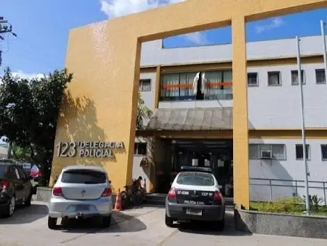 Bebê de 8 meses morreu asfixiado em Macaé após o padrasto impedir a respiração da criança com travesseiro e cobertor. É…