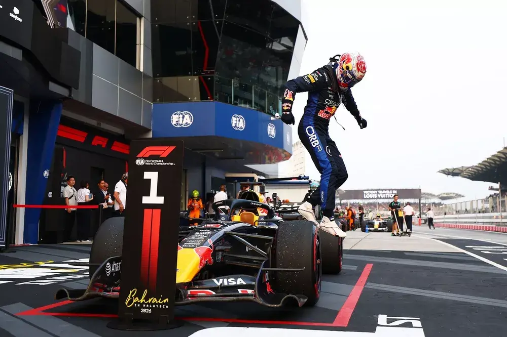 Verstappen venceu o Grande Prêmio do Bahrein, conquistando sua primeira vitória na temporada no circuito de Sepang. A p…