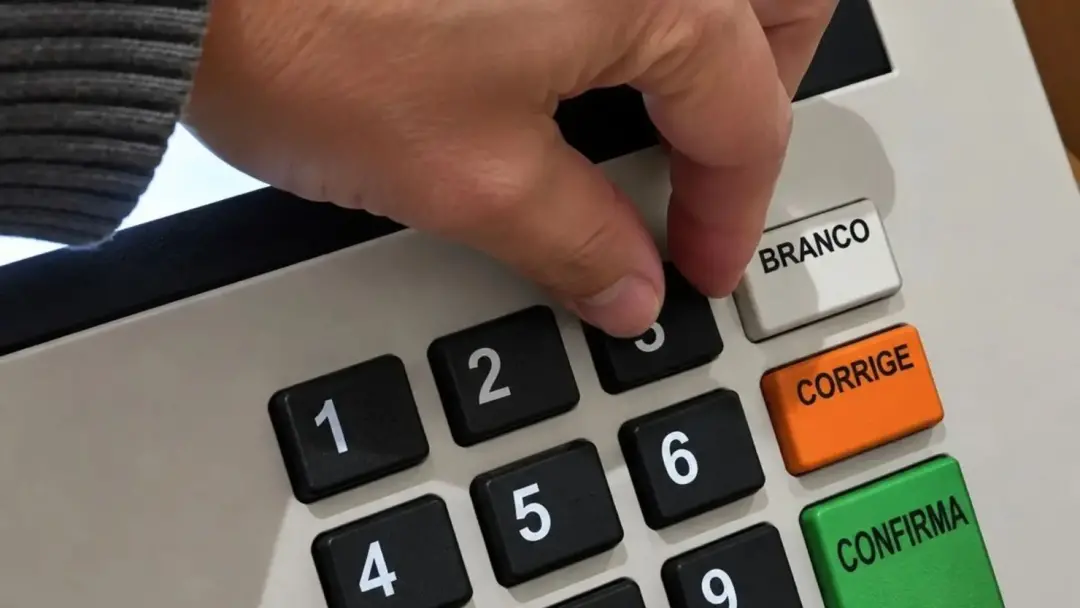Candelária, no Rio Grande do Sul, teve a tecla número 3 da urna eletrônica danificada com cerca de 18 eleitores já vota…
