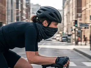 Bandana de 30 reais promete proteger contra frio e vento em trilha e pedalada. Esse tipo de cuidado com o equipamento é…