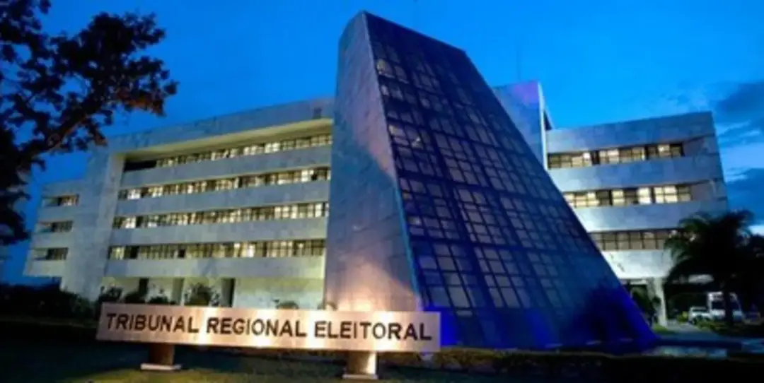 Seis mandados foram expedidos pelo TRE DF contra propaganda eleitoral irregular no começo da votação. Faixas em locais …