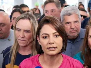 Michelle foi hostilizada no Distrito Federal e respondeu que temos de orar por quem persegue. A situação mostra o nível…