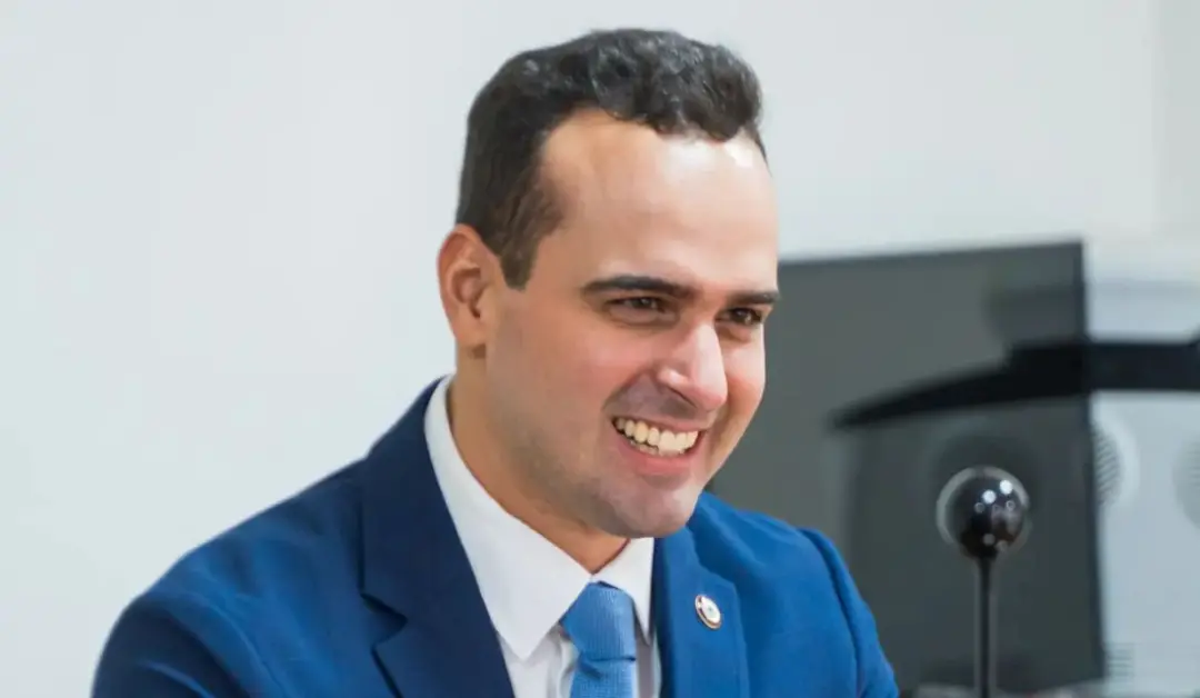 Lucas Ribeiro foi reeleito governador da Paraíba com 64,34% dos votos válidos. Essa reeleição mostra a força do apoio d…