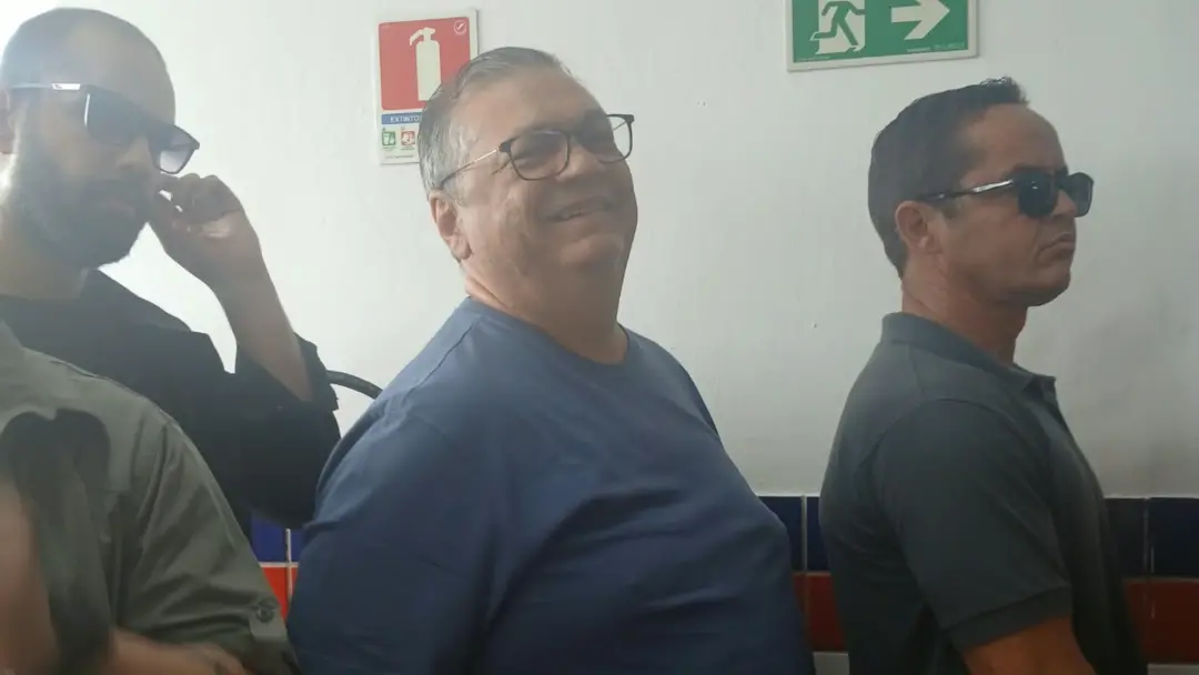 Ministro Flávio Dino votou em São Luís neste domingo. A presença dele reforça o processo eleitoral, mas a restrição de …