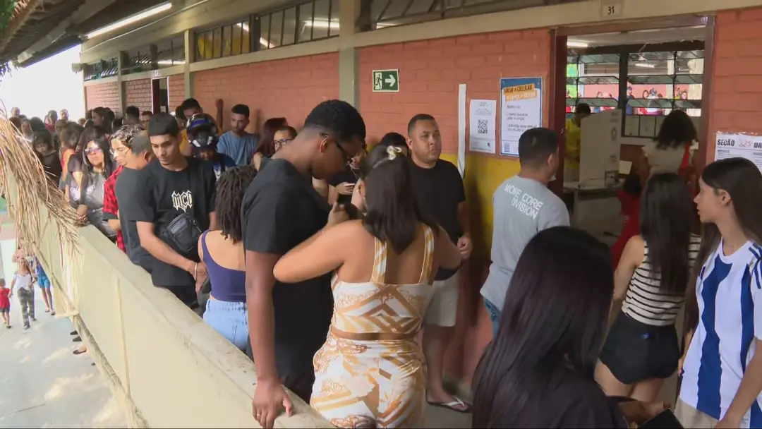 Quatro horas na fila, a espera na Escola Estadual Carlos Drumond, no bairro Floramar, para votar em Belo Horizonte. Ess…