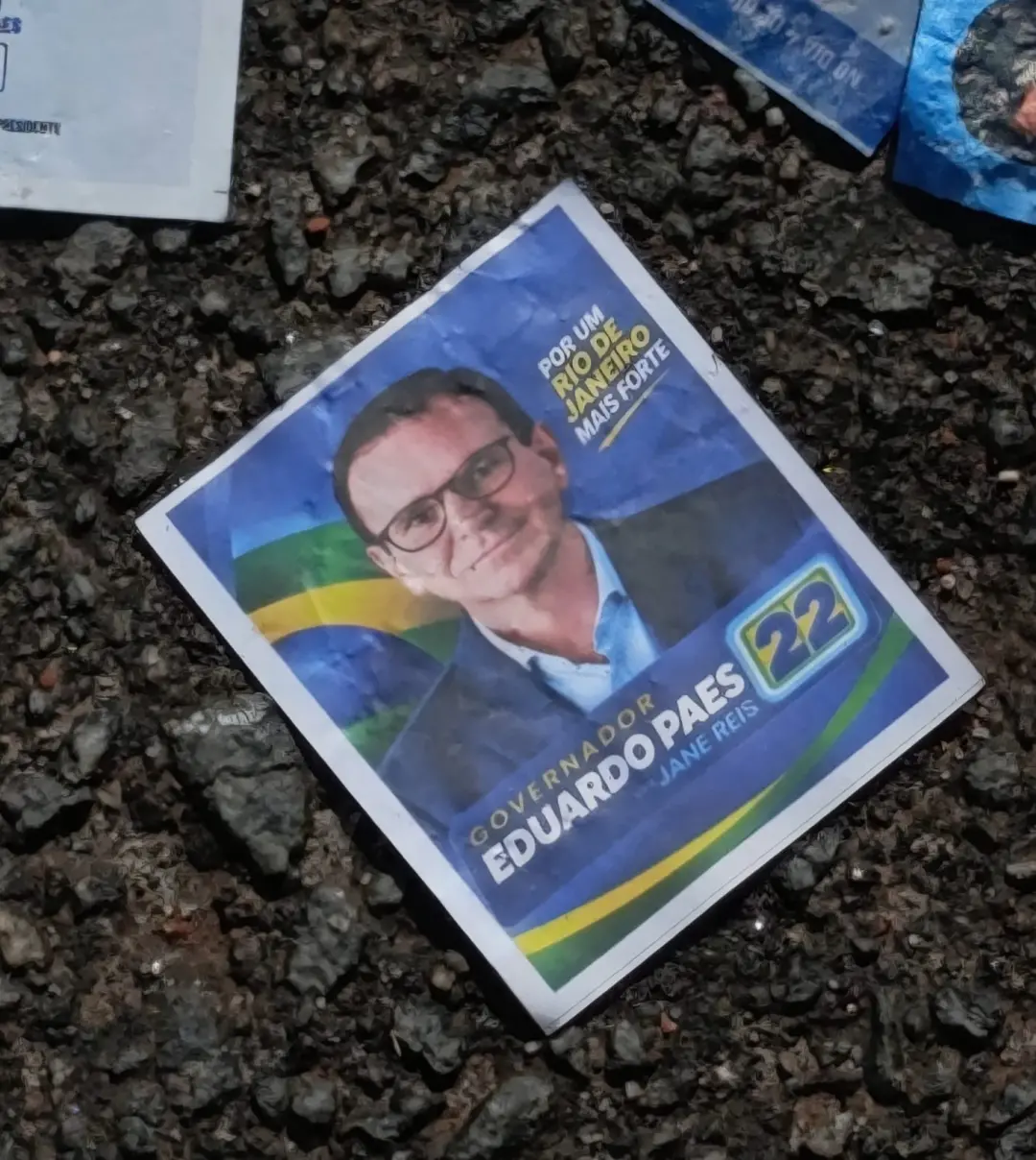 Santinho de Eduardo Paes com número de Douglas Ruas foi achado em Nova Iguaçu. É um lance sério porque o MP vai abrir i…