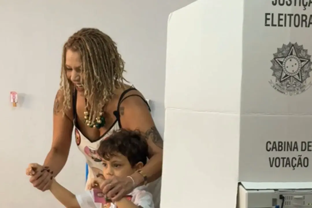 Áurea Carolina, candidata ao Senado, votou em escola municipal de Belo Horizonte. A fala dela sobre barrar projetos de …