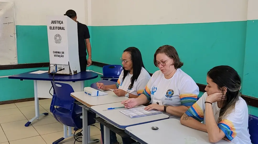 Denis Duvigneau, de 24 anos, viajou mais de 500 km para votar pela primeira vez em Macapá, Amapá, apesar de morar e tra…