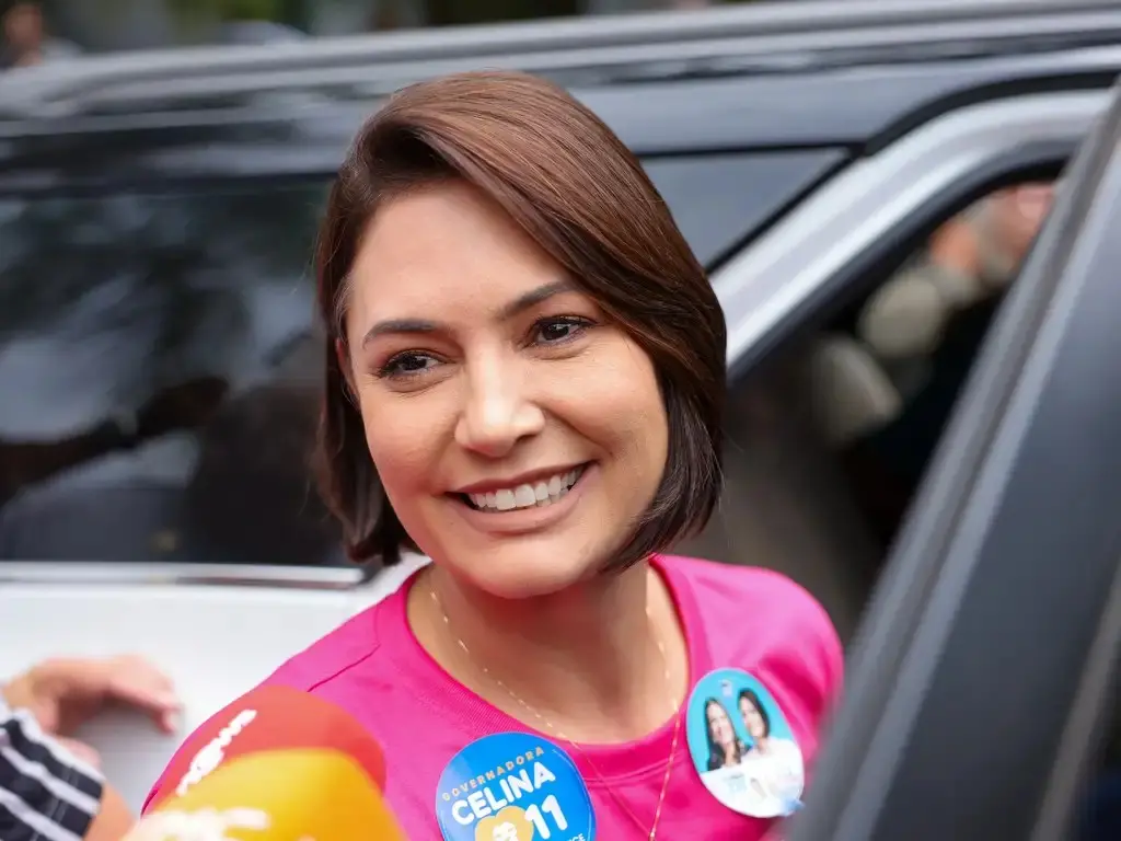 Michelle Bolsonaro discutiu com uma eleitora antes de votar em Brasília. A troca de ofensas ocorreu na seção eleitoral,…