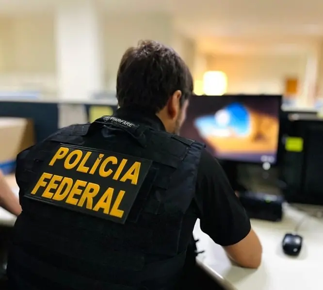 Cabo Frio, no Rio de Janeiro, tem PF investigando broches com câmera que filmavam voto na urna eletrônica. Isso mostra …