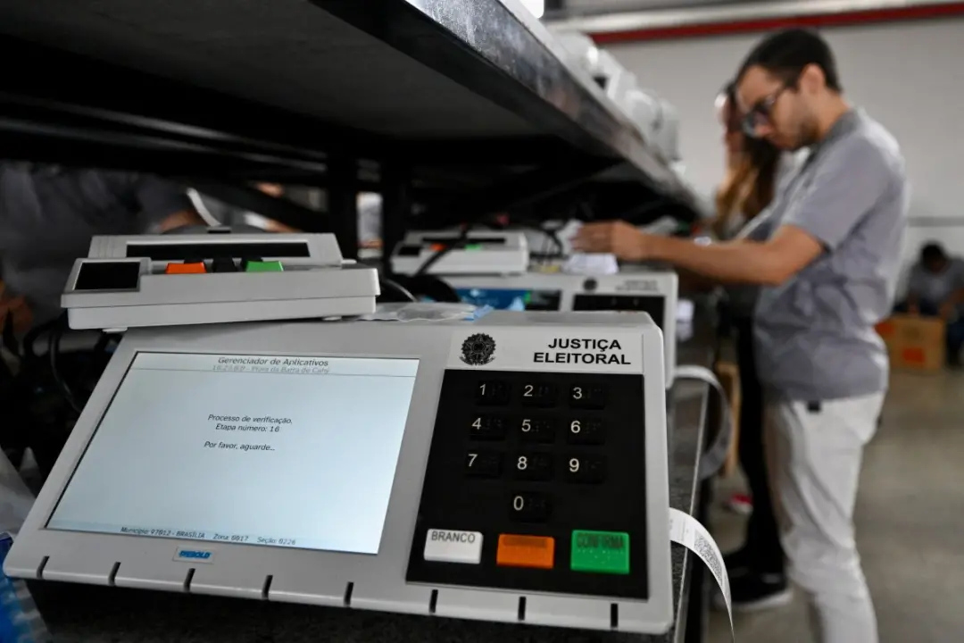 TSE informou que 1.544 urnas foram substituídas até as 15h30 neste domingo. Essa troca, por falha operacional, mostra a…